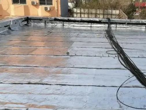 垦利卫生间漏水维修公司分享下垦利屋面楼顶防水刚性防水层施工要点。
